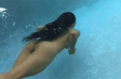 Наслаждаясь обнаженной плавать под водой.