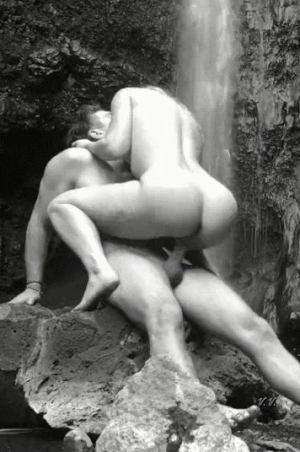 трах на водопад -  скачать короткое порно гифки (гиф)