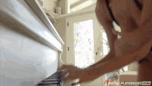 Дженис Гриффит наебали фортепиано после огромного лица -  скачать короткое порно гифки (гиф)